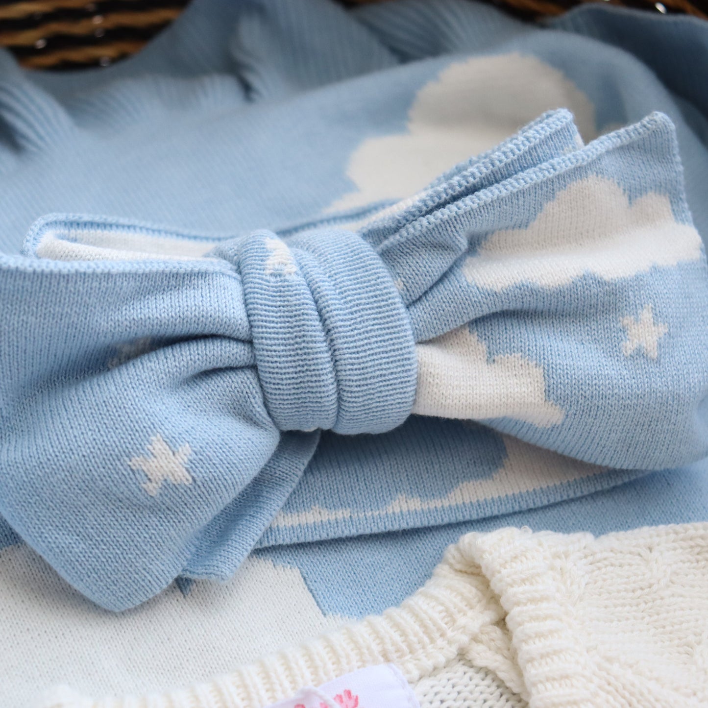DREAMY SKIES I REVERSIBLE KNITTED TOPKNOT