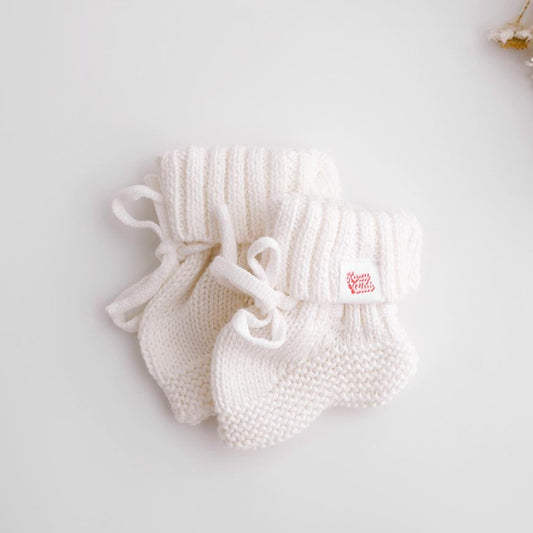 KNITTED BOOTIES - MILK